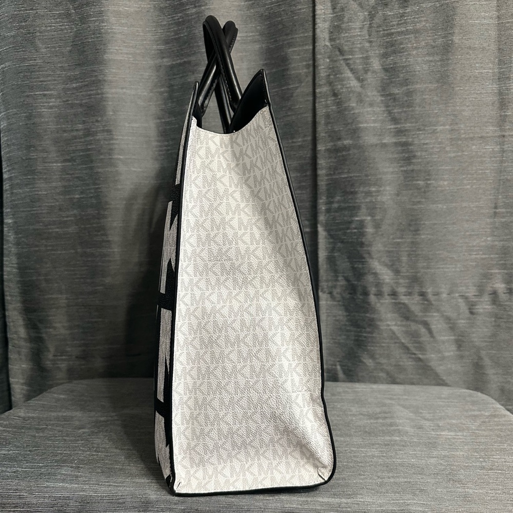 Micheal Kors Everly Tote in Black and White Multi - Picture 4 of 9